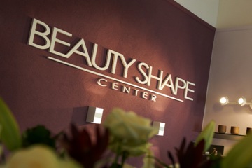 Logo BeautyShape Center u vstupu do salonu