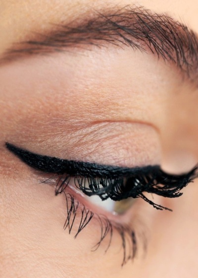 Permanent eyeliner make-up