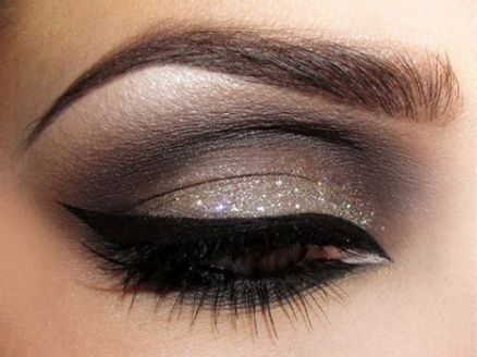photo evening make-up with false lashes